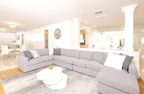 Pembroke Pines Villa | Stunning Lake-Front Villa with Pool & Spa