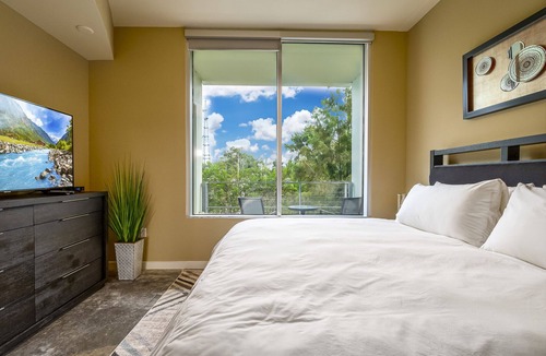 South Eola Condo | Stunning & Luxurious 2bed / 2Bath Condo with open floor plan - Downtown Orlando.