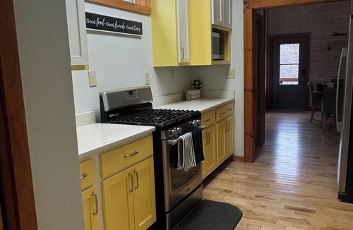 Copperhill Cabin | Stunning Modern Cabin Rooftop Terrace 3 Balcony Levels Game Room River!