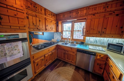 Menlo Cabin | Stunning mtn view, BRAND NEW HOT TUB, dry sauna, fire pit, wood burning stove