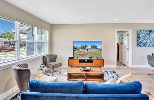 Deerfield Beach Villa | Stunning New Heated Pool and Jacuzzi 4 Bedroom Gameroom Dog Friendly