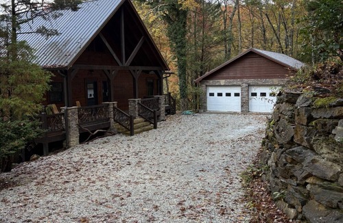 Topton Cabin | Stunning Newer Cabin - Lakefront - Private Dock- Lake Nantahala Family Retreat