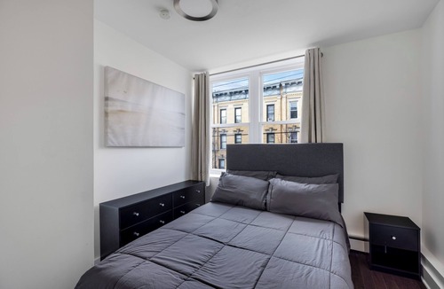 Queens Apartment | Stunning NYC Two Bed - 20min from JFK & LaGuardia Airport!