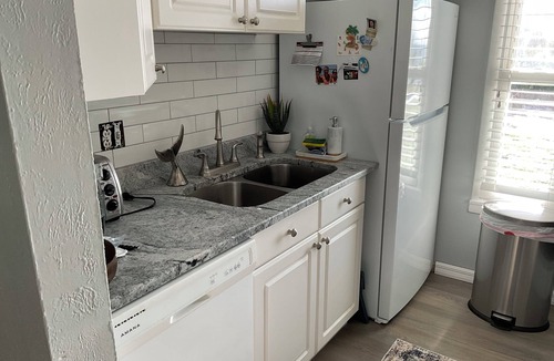 Bayview Condo | Stunning remodelled (Late 2025) 1 Bed Ocean/Beachfront Condo with GREAT Reviews.