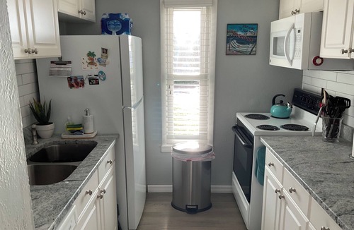 Bayview Condo | Stunning remodelled (Late 2025) 1 Bed Ocean/Beachfront Condo with GREAT Reviews.
