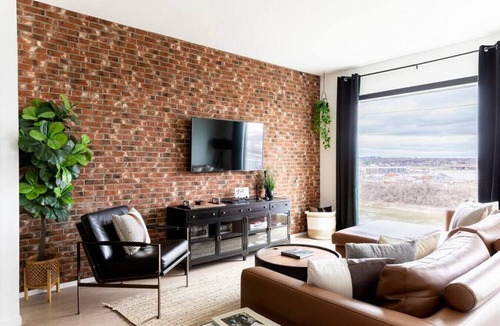 North Capitol Apartment | Stunning River View Condo - Walk to Downtown - Rooftop Patio