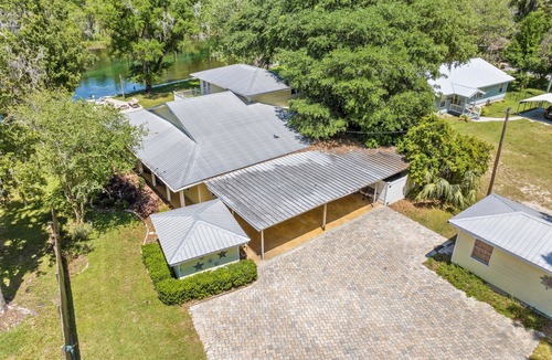 Dunnellon House | Stunning upper Rainbow River view even from inside the home! Kayaks/paddleboards