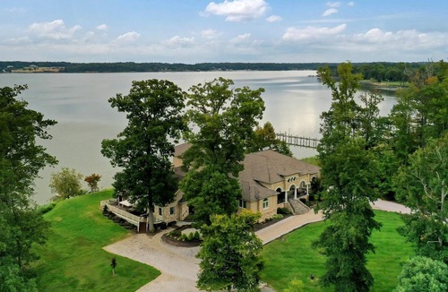 Earlville Villa | Stunning waterfront villa, indoor pool, kids swingset