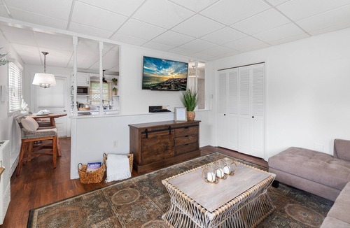 Village Green Apartment | Stylish 1BR Apartment in Cape May