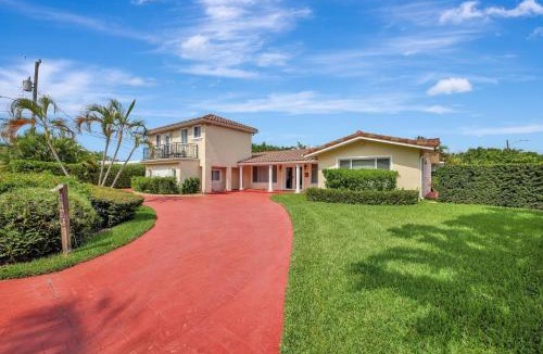 Lauderdale-by-the-Sea House | Stylish 2br 3ba with Heated Pool plus Beach Walkable