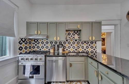 Inman Park Apartment | Stylish 2BR Inman Park Flat w/Porch & Fireplace