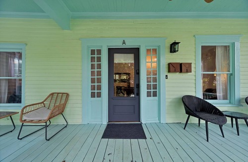 Inman Park Apartment | Stylish 2BR Inman Park Flat w/Porch & Fireplace