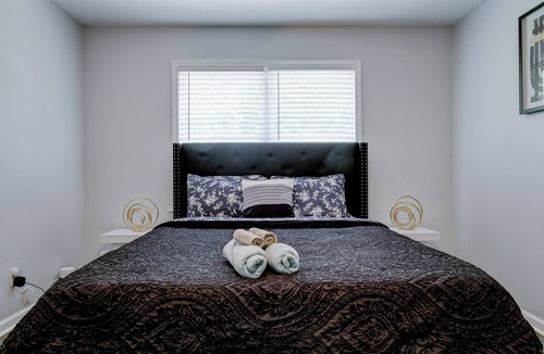 Fairburn House | Stylish 3-Bedroom with Patio and Room to Roam