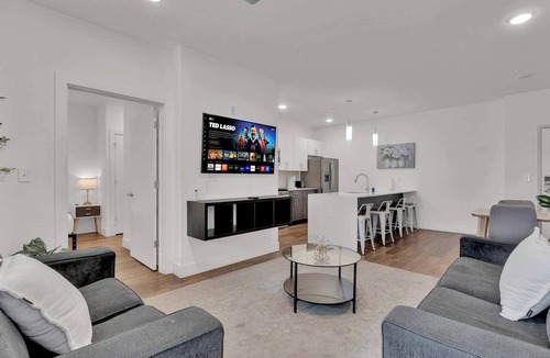 Olde Kensington Apartment | Stylish 3BD | Sleeps 8| Northern Liberties