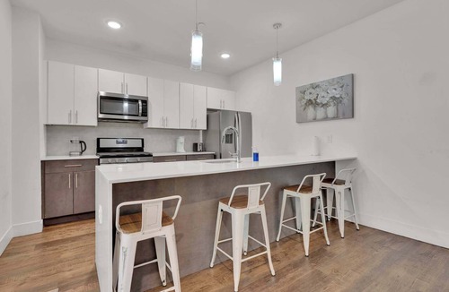 Olde Kensington Apartment | Stylish 3BD | Sleeps 8| Northern Liberties