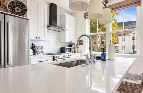 Downtown Charleston House | Stylish 5BR/5BA Downtown Retreat - Walk to King!