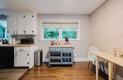 Oakhurst House | Stylish Amity Gardens Bungalow - 3 Bedroom - Pet Friendly - Near Uptown
