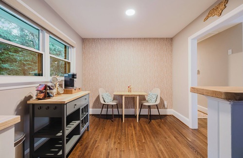 Oakhurst House | Stylish Amity Gardens Bungalow - 3 Bedroom - Pet Friendly - Near Uptown