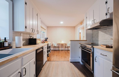 Oakhurst House | Stylish Amity Gardens Bungalow - 3 Bedroom - Pet Friendly - Near Uptown