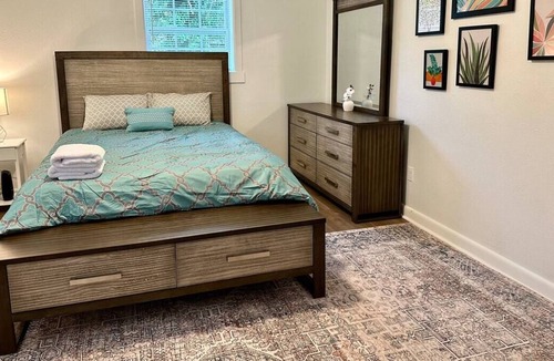Hickory House | Stylish apartment in central location