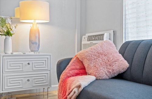 South Peninsula Historic District Apartment | Stylish Beachside Studio~Pool~Gym~Kitchen~Parking