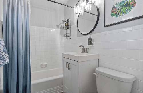 South Peninsula Historic District Apartment | Stylish Beachside Studio~Pool~Gym~Kitchen~Parking