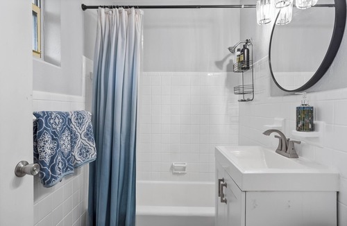 South Peninsula Historic District Apartment | Stylish Beachside Studio~Pool~Gym~Kitchen~Parking