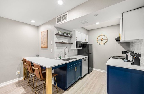 Garden Hills Apartment | Stylish Buckhead Condo Your Urban Getaway in ATL
