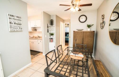 Clearwater Apartment | Stylish Clearwater Condo Near Beach and Dining