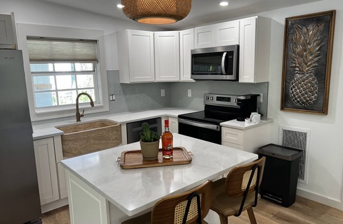 East Naples House | Stylish & comfortable, new Salt Water Hot Tub & 1 mile away from 5th Ave & Beach