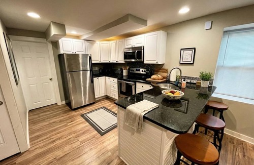 Wilmington Apartment | Stylish Cool Springs Apt, King Bed