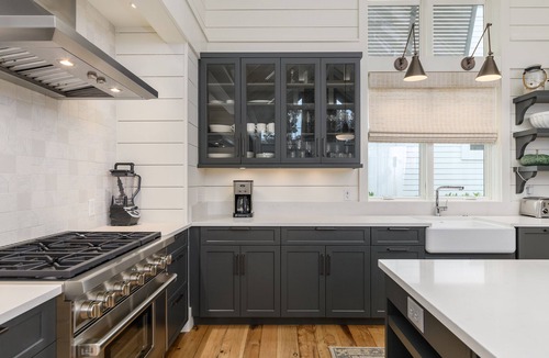 Palmetto Bluff House | Stylish Cottage with brick courtyard + outdoor fireplace