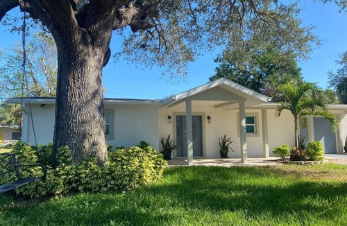 Bayshore Gardens Villa | Stylish & Cozy ~ 10min to Anna Maria Beaches & IMG