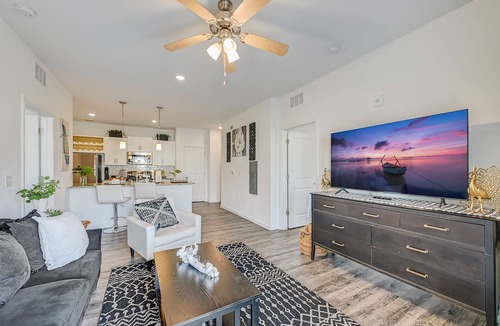Jacksonville Apartment | ⭐Stylish & Cozy⭐ 2BR/2BA w/King Bed, Pool & Gym Nr I295 & Downtown