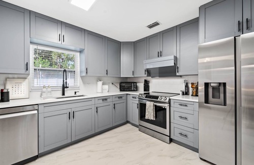 Oakford Park House | Stylish & Cozy Family Gem ~ 5 Star Location ~ Backyard