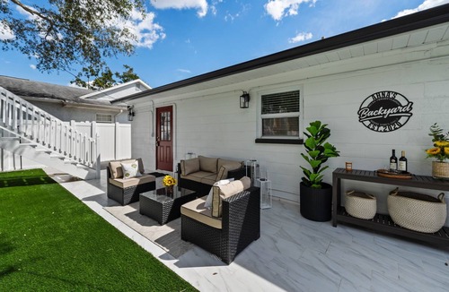 Oakford Park House | Stylish & Cozy Family Gem ~ 5 Star Location ~ Backyard