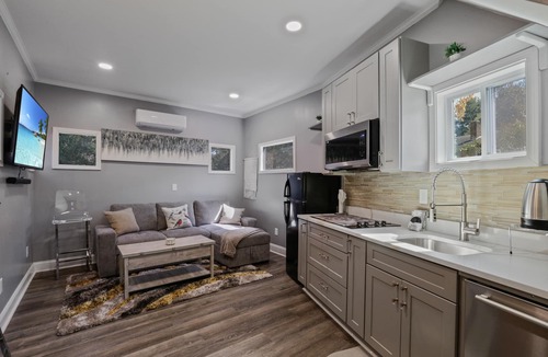 Atlanta Cottage | Stylish Cozy Tiny Home + Private Hot tub Covered Patio 10 min from downtown ATL