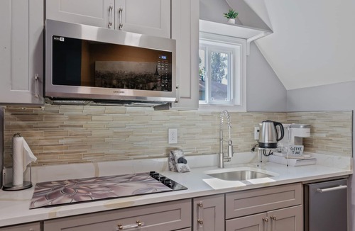 Atlanta Cottage | Stylish Cozy Tiny Home + Private Hot tub Covered Patio 10 min from downtown ATL