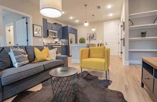 Summerhill Apartment | Stylish Downtown Deluxe Apartment W/Pool & Parking
