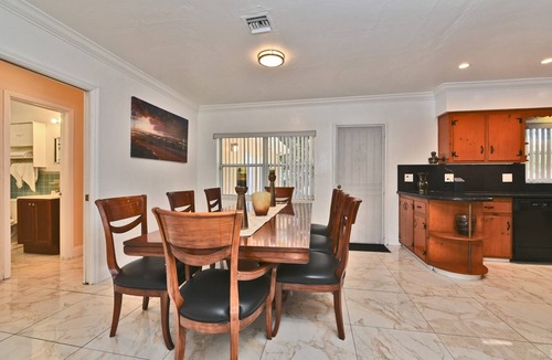 North Miami Beach House | Stylish family home 10min from beach :free parking