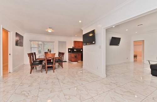 North Miami Beach House | Stylish family home 10min from beach :free parking