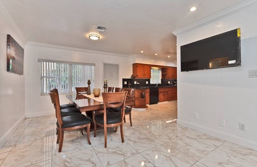 North Miami Beach House | Stylish family home 10min from beach :free parking
