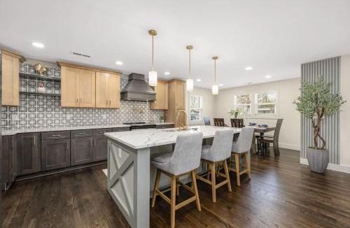 Gastonia House | Stylish Family Retreat with Gourmet Kitchen & Fast WiFi