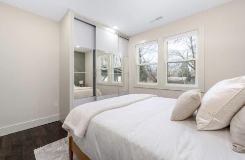 Gastonia House | Stylish Family Retreat with Gourmet Kitchen & Fast WiFi