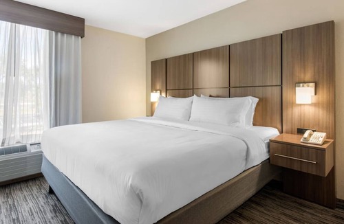 Tropic Hotel | Stylish Florida Getaway | King Unit | Pool Access | Free Parking | Pets Allowed