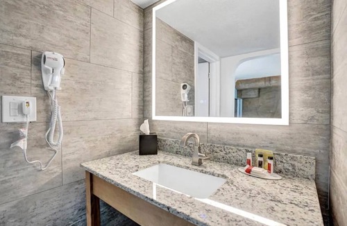 Downtown Hollywood Hotel | Stylish Florida Room Near Downtown Hollywood w/Pool and Free Breakfast