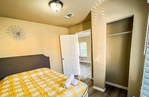 Temple Crest House | Stylish Getaway near Buschgardens