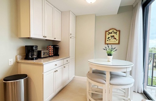 Englewood Apartment | Stylish Gulf Condo - Walk to Beach, Pool & Dining