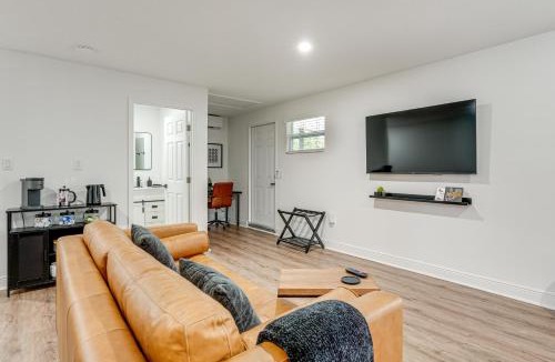 Lakeland Apartment | Stylish Lakeland Studio with Workspace