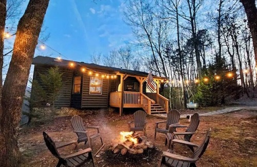 Foxfire Estates Cabin | Stylish Mountain Escape - Hot Tub - Fire Pit - Games
